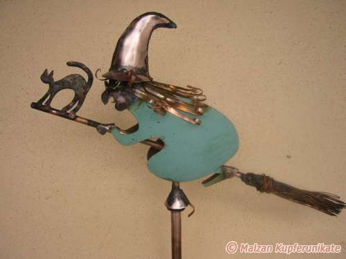 Hexe m. Spitzhut, h�ngend